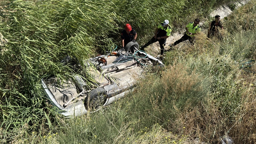 Kütahya'da su kanalına devrilen otomobildeki anne ve kızı kurtarıldı