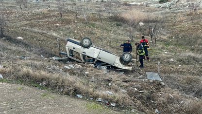 Uşak'ta tarlaya devrilen otomobilin sürücüsü yaralandı