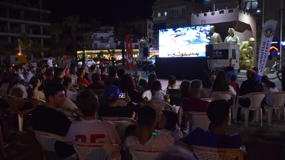 Türkiye-Yunanistan EuroBasket 2025 yarı final maçı Manisa'da dev ekrandan izlendi