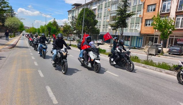 Kütahya'da motosikletlerden 19 Mayıs Atatürk'ü Anma, Gençlik ve Spor Bayramı korteji