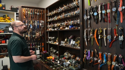 Hassas ameliyatlara saat tamir ederek hazırlanıyor