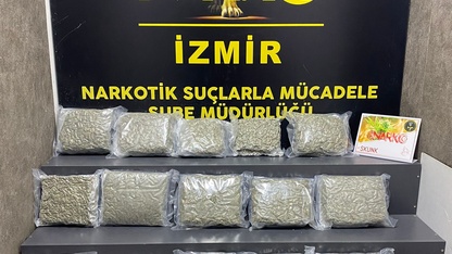 İzmir'de 21 kilo 200 gram uyuşturucu ele geçirilen aracın sürücüsü tutuklandı