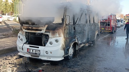Afyonkarahisar'da seyir halindeki minibüste çıkan yangın söndürüldü