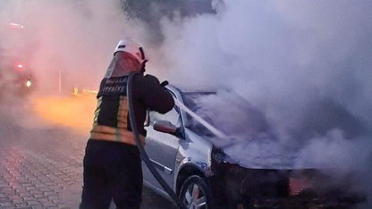 Muğla'da park halindeki otomobil yanarak kullanılamaz hale geldi