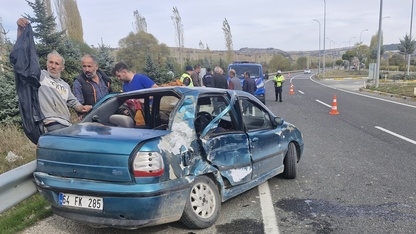 Uşak'ta tır ile otomobilin çarpıştığı kazada 1 kişi yaralandı