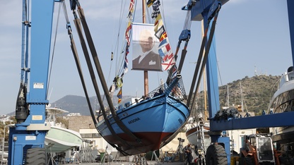 Bodrum'un son sünger avcısı "Aksona Mehmet" 64 yıllık teknesini denize indirdi