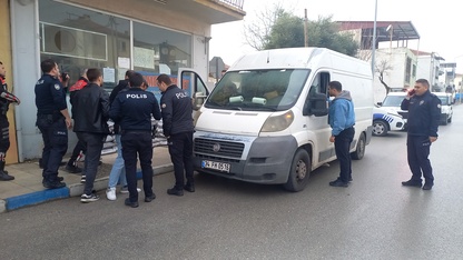 Manisa'da "dur" ihtarına uymayan araçta 35 düzensiz göçmen yakalandı