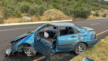Uşak'ta refüje çarparak takla atan otomobildeki 5 kişi yaralandı