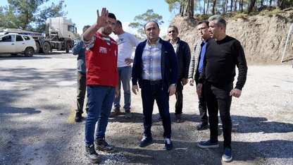 Muğla’da heyelan nedeniyle iki mahalleyi bağlayan yol ulaşıma kapandı