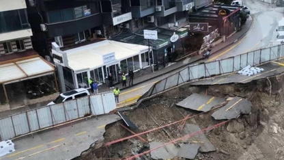 Kuşadası'nda yolda çökme meydana geldi
