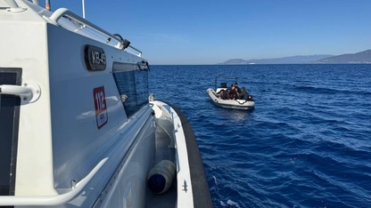 İzmir açıklarında 18 düzensiz göçmen yakalandı