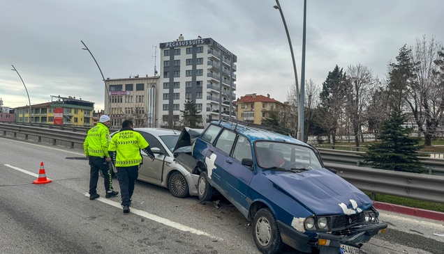 Uşak'ta 3 otomobilin çarpışması sonucu 4 kişi yaralandı