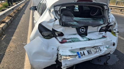 Manisa'da otobüsle otomobilin çarpıştığı kazada 3 kişi yaralandı