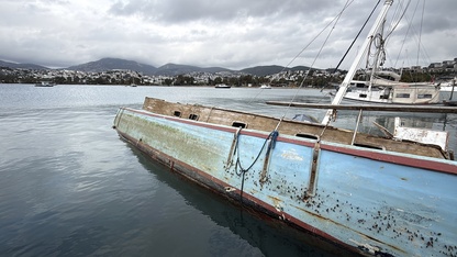 Bodrum'da bir tekne kuvvetli rüzgar nedeniyle su alıp yan yattı