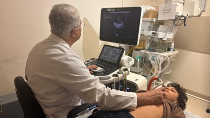 Kalp ameliyatı geçiren Bilal, sahalara dönüş müjdesini doktoruyla futbol oynayarak kutladı