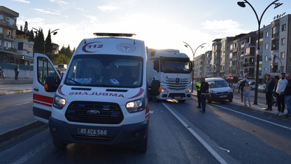 Manisa'da kamyonun çarptığı genç ağır yaralandı