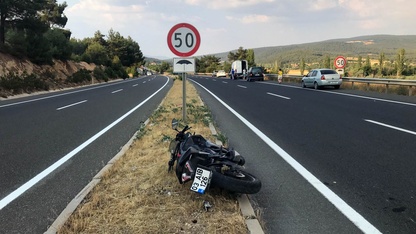 Uşak'ta refüje çarpan motosikletin sürücüsü öldü