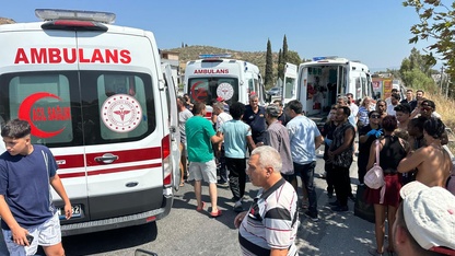 Kuşadası'nda devrilen tur minibüsündeki 7 turist yaralandı