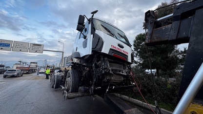 İzmir'de tankerle çarpışan taksideki yolcu yaralandı