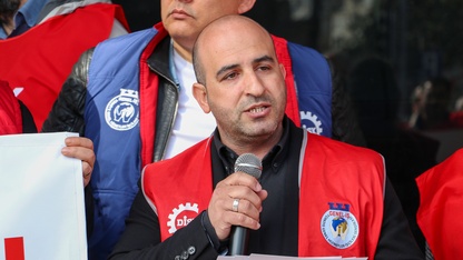 Karşıyaka Belediyesi işçileri "eksik ve taksitli maaş" eylemi yaptı