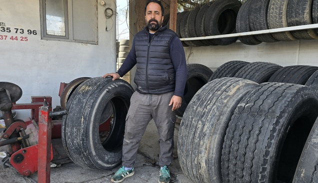 Manisa'da tamir için sökülen tır lastiğinin yola doğru ilerlemesi güvenlik kamerasında