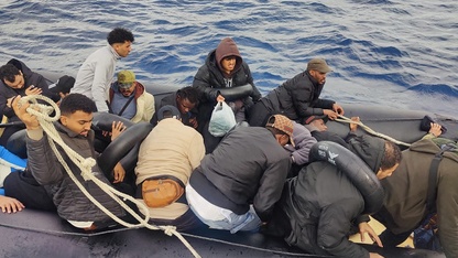 İzmir açıklarında 24 düzensiz göçmen kurtarıldı