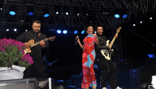 Bayındır Çiçek Festivali'nde şarkıcı Melek Mosso sahne aldı