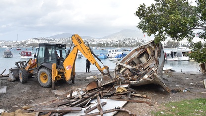 Bodrum'da kaçak iskeleler yıkılıyor, kıyıda gelişigüzel bırakılan tekneler kaldırılıyor