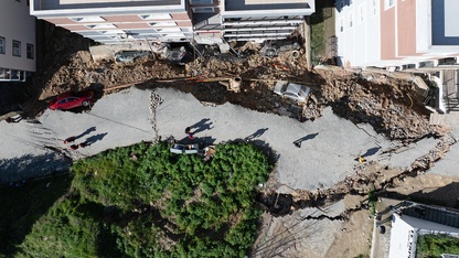 GÜNCELLEME - İzmir'de istinat duvarının çökmesi sonucu 2 bina ve 6 araç hasar gördü