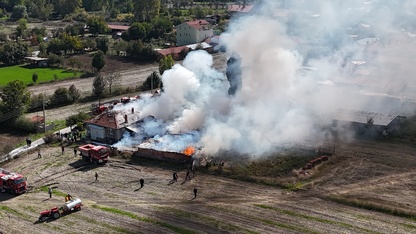 Kütahya'da odunlukta başlayıp ev ile bahçedeki araçlara sıçrayan yangın söndürüldü