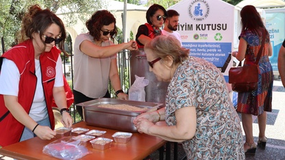 Aydın'da gönüllü gençler vatandaşlara aşure dağıttı