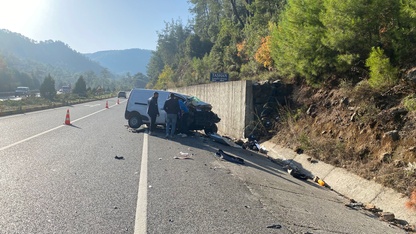 Muğla'da kamyonetin istinat duvarına çarptığı kazada 2 çocuk öldü, 1 kişi yaralandı