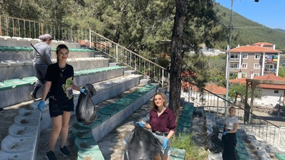 Ula'da üniversite öğrencileri çevre temizliği yaptı