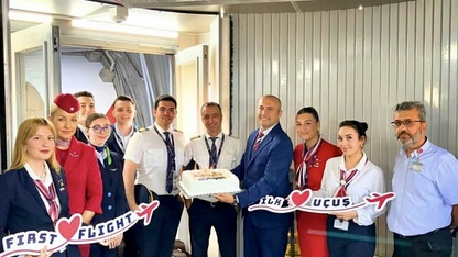 Arnavutluk'tan Dalaman'a gelen ilk turist kafilesi törenle karşılandı