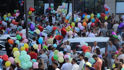 İzmir'de kanser tedavisi gören çocuklar için gökyüzüne balonlar bırakıldı