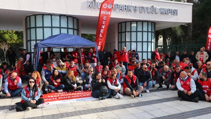 Sosyal haklarını alamayan İzmir Büyükşehir Belediyesi işçilerinden oturma eylemi