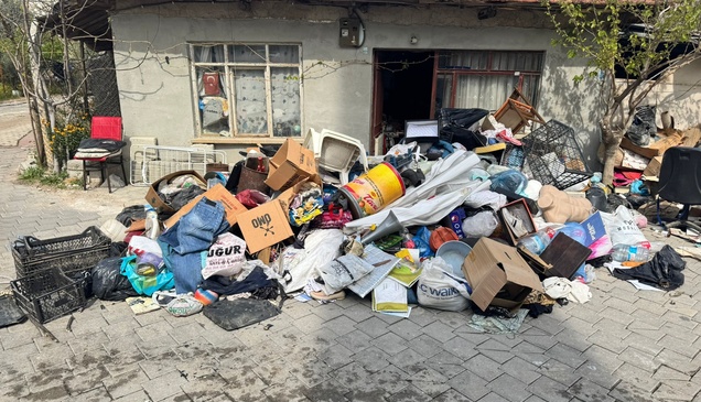 Denizli'de bir evden 3 kamyon çöp çıkarıldı