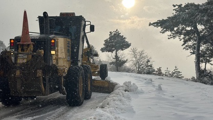 Uşak'ın yüksek kesimlerinde karla mücadele çalışmaları sürüyor