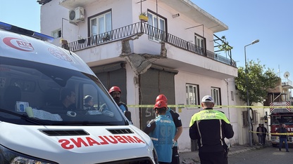 Efeler'de çöken balkondan düşen baba ve oğlu yaralandı