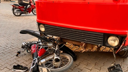 İzmir'de kamyonet ile motosikletin çarpıştığı kaza güvenlik kamerasında