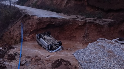 İzmir'de toprak kayması nedeniyle yolda çökme meydana geldi