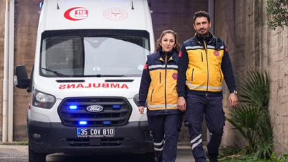 Sağlıkçı çift aynı ambulansta hastaların yardımına koşuyor