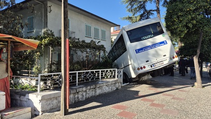 Aydın'da şehir içi yolcu midibüsü bahçe duvarına çarptı