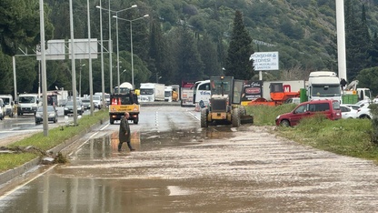 Aydın'da istinat duvarının çökmesi sonucu 2 araçta hasar oluştu