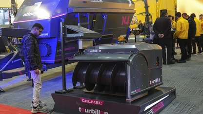 Yerli yem itme robotu çiftliklerde yem israfını azaltıp süt verimini artıracak