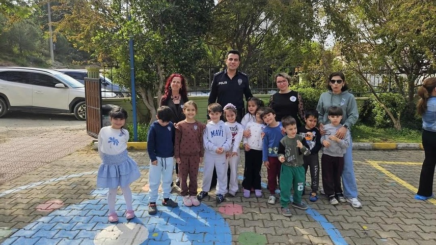 Datça'da anaokulu öğrencileri Polis Haftasını kutladı