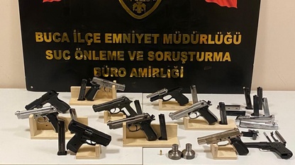 İzmir'de uyuşturucu ve silah ticareti operasyonunda 3 zanlı tutuklandı