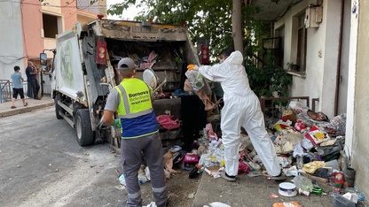 İzmir'de iki katlı evden kamyon dolusu çöp çıktı
