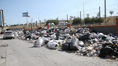 İzmir'de Ayakkabıcılar Sitesi'nde atık yığınları oluştu