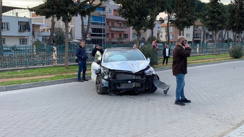 Nazilli'de otobüs durağına çarpan otomobildeki çift yaralandı